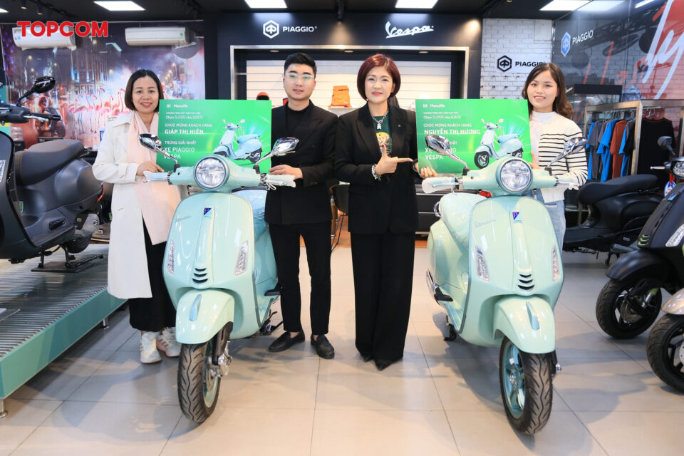 bàn giao vesppa cho các khách hàng may mắn của Manufile - 1 
