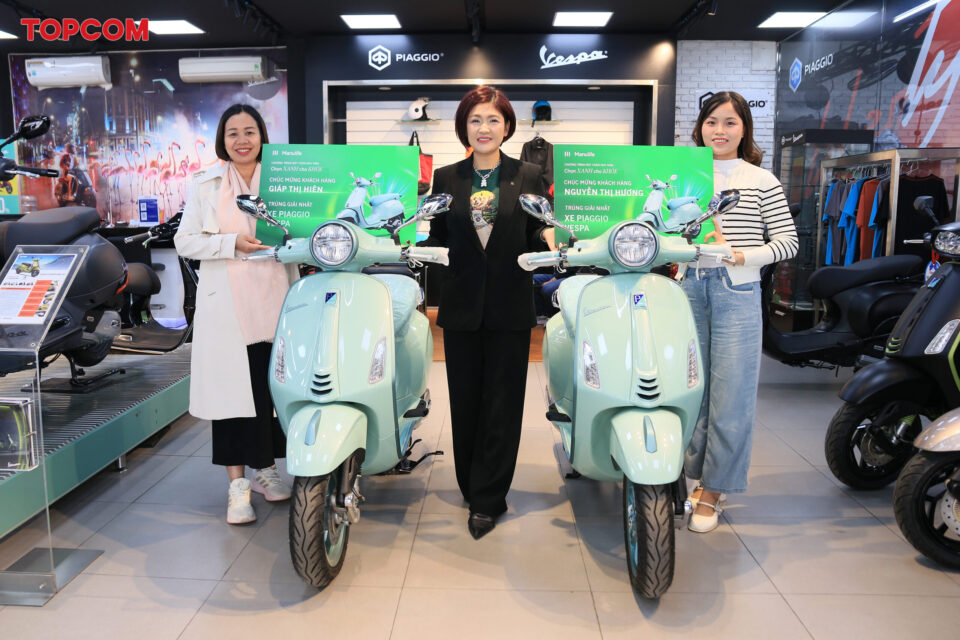 bàn giao vesppa cho các khách hàng may mắn của Manufile - 2