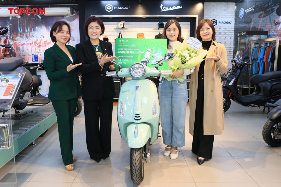bàn giao vesppa cho các khách hàng may mắn của Manufile - 3