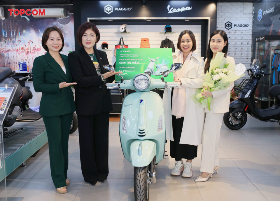 bàn giao vesppa cho các khách hàng may mắn của Manufile - 4